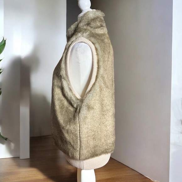 Ann Taylor reversible faux fur/sweater vest, size L - Picture 3 of 7